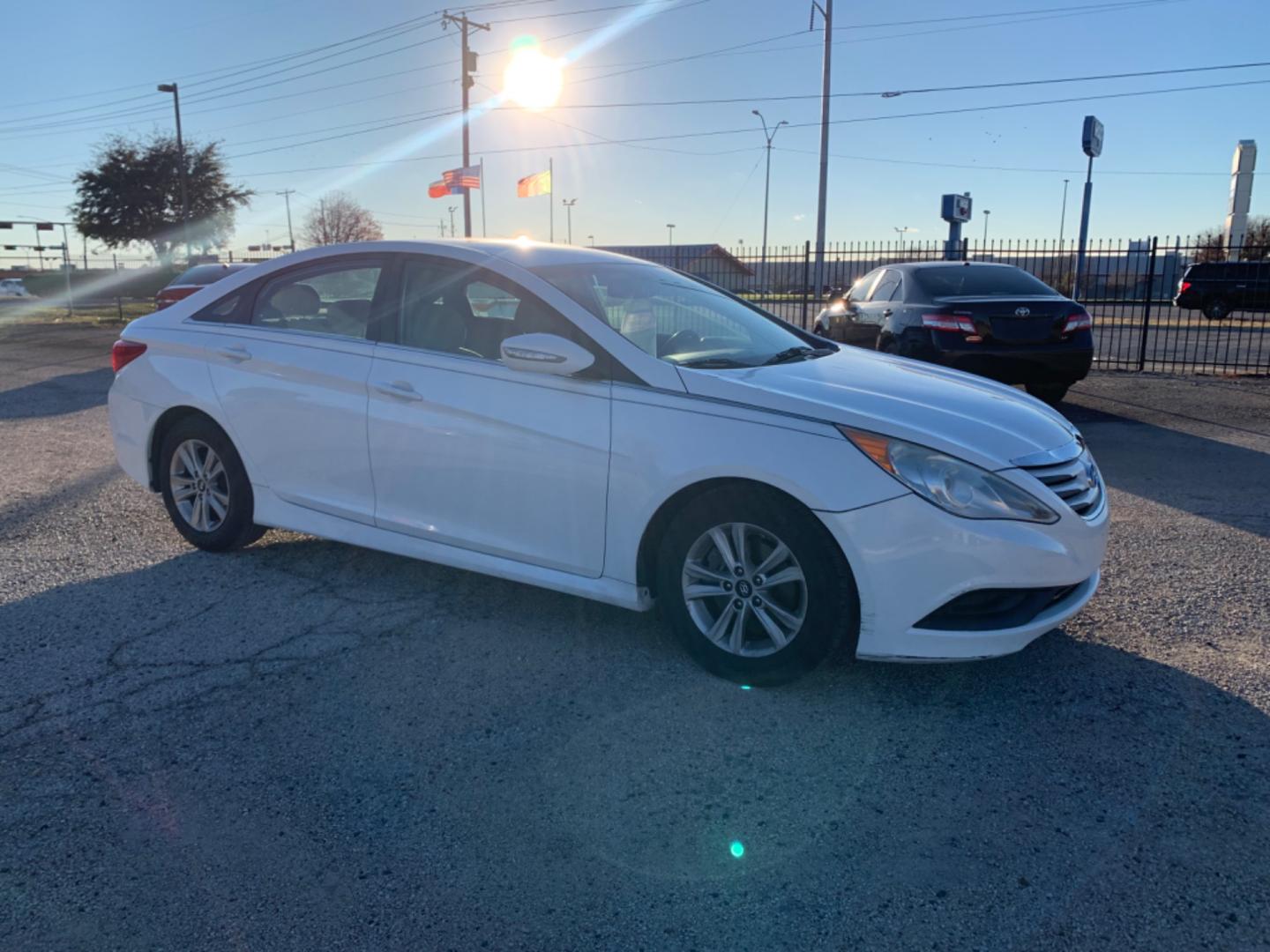 2014 White /Tan Hyundai Sonata (5NPEB4AC9EH) , AUTOMATIC transmission, located at 1830 North Belt Line Road, Irving, TX, 75061, (469) 524-0199, 32.834373, -96.993584 - Photo#6